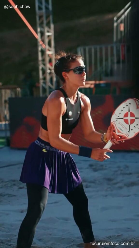 01 sophia chow preparacao saque beach tennis