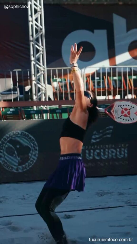 02 sophia chow lance impactante beach tennis